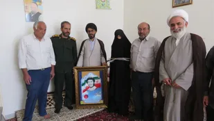 دیدار مسئول نمایندگی ولی فقیه سپاه خمینی شهر با خانواده روحانی شهید ناصر رفیعی+تصاویر