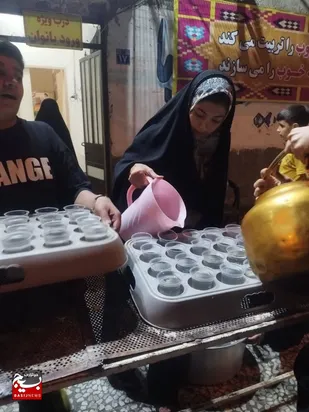 برپایی موکب توزیع شربت توسط بسیجیان پایگاه نور درب مسجد حضرت زینب (س)