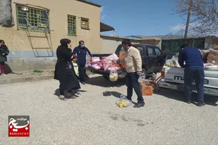 توزیع بسته&zwnj;های کمک مومنانه بین نیازمندان به همت گروه جهادی شهید حججی اسدآباد