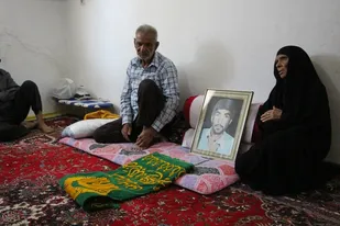 دیدار خدام حرم رضوی با خانواده شهید حسین کمرکی نظری