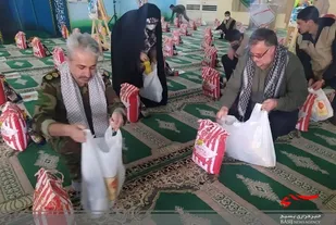 اهدایی راهیان نور سپاه عاشورا 150 بسته معیشتی به مردم کم برخوردار خرمشهر