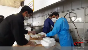 پخت و توزیع 780 پرس غذای گرم بین خانواده های نیازمند در شیروان