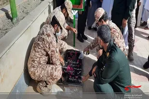 غبارروبی مزار شهدا به مناسبت هفته عقیدتی سیاسی در ایرانشهر