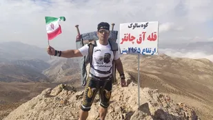 ورزشکار بسیجی با میل سنگین به قله آق چانقر صعود کرد