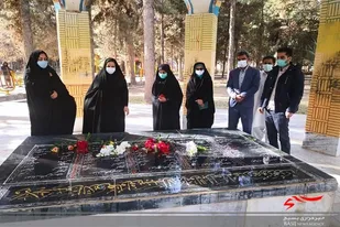ادای احترام بسیجیان به شهدای گمنام خاش