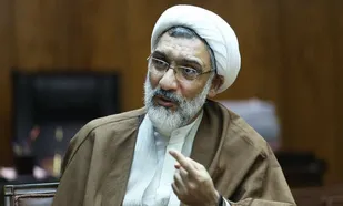 نماد قدرت سیاسی و اقتصادی توسط ملتی با دست خالی مچاله شد