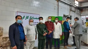 بازدید جانشین فرمانده سپاه ابرکوه از شیفت ایثار بسیج کارگری در یک واحد تولیدی