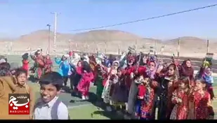تجمع دانش آموزان با پرچم ایران در سراوان