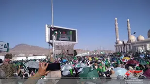 رهبر انصارالله در اجتماع عظیم مردم یمن: جانم فدای شما