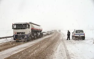تردد تریلر در محورهای کردستان ممنوع شد