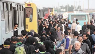 مسافران کربلا نماز صبح را پشت ترافیک قبل از شهر مهران اقامه کردند