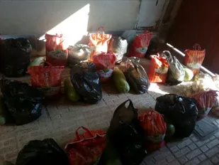 بسیجیان مکتب حاج قاسم در شاهرود بسته های یلدایی به نیازمندان اهدا کردند