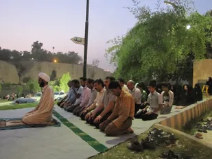 اقامه نمازجماعت مغرب و عشاء در پارک صالح&zwnj;آباد به مناسبت ماه رمضان