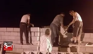 تلاش شبانه روزی برای بالا رفتن دیوار خانه محروم توسط جهادگران حوزه مقاومت بسیج سیدالشهداء دارخوین