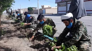طرح جهادی بسیجیان پایگاه شهدای کشکوئیه رفسنجان به کارگران فضای سبزشهرداری در راستای هفته کار وکارگر