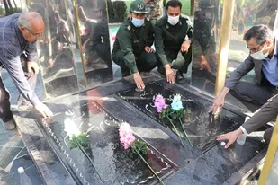 قبور شهدای گمنام شهر لردگان عطر افشانی شد