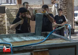 تولید یخ توسط، خادمان جوان لرستانی در نجف اشرف