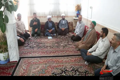 دیدار مسئولین سپاه ملایر با خانواده‌های شهدای سادات