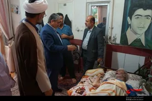 عیادت از پدر شهید در فرادنبه