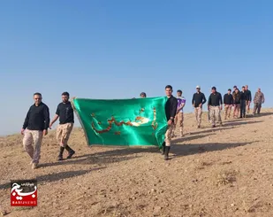 اهتزاز پرچم امام حسین(ع) توسط بسیجیان پیرانشهر در ارتفاعات میاندوآب