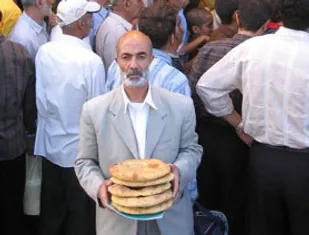 بوی خوش نان صلواتی در ماه رمضان / عکس
