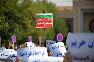 دینداری، سبقه طلایی مردم ایران است/ مردم با جان پای اسلام و انقلاب ایستاده اند