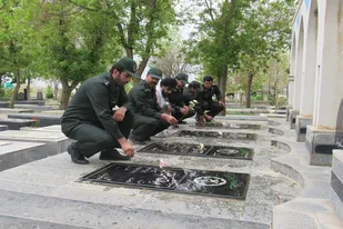 غبارروبی مزار شهدا توسط پاسداران نمایندگی ولی فقیه رزن