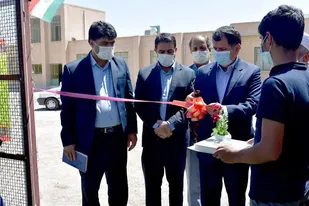 دو زمین چمن مصنوعی ورزشی درون مدرسه&zwnj;ای دربهاباد افتتاح شد