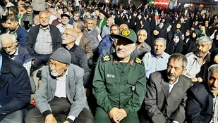 تقدیر اهالی محله طلاب مشهد از حضور فرمانده سپاه امام رضا(ع) در اجتماع خیابانی
