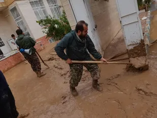 امداد رسانی و کمک بسیجیان حوزه روح الله به سیل زدگان شهرستان تفت