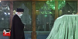 امام خامنه&zwnj;ای در مرقد امام(ره) و گلزار شهدا حضور یافتند