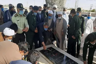 غبارروبی و عطر افشانی مزار شهدا گمنام در هیرمند