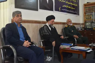 دیدار جمعی از کارکنان، بسیجیان و رزمندگان گیلانغرب با امام جمعه شهرستان به مناسبت هفته دفاع مقدس