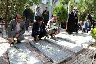 &nbsp;قبور مطهر شهدای کلانشهر اراک گلباران شد