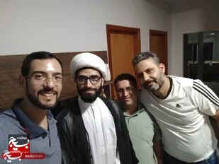 اهدای کتاب آیت الله خامنه&zwnj;ای به کشیشان برزیلی/ دعوت به اسلام در خانه کشیش برزیلی
