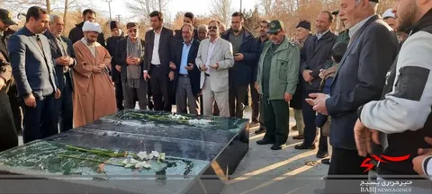 مراسم گلباران و عطر افشانی گلزار مطهر شهدای محله ازنا در شهرستان شازند