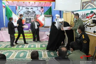 برگزاری جشن انقلاب در مسجد جامع شهر بن