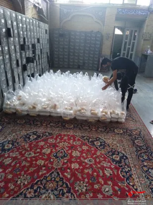 طبخ و توزیع هزار پرس افطاری به همت بسیجیان حوزه 19 سلمان فارسی