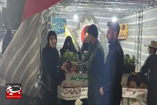 اهدای گل به زوج&zwnj;های انقلابی در موکب ۶۱۰ شهید شهرستان بهار