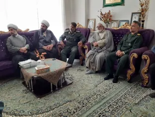 مسئول سازمان بسیج طلاب و روحانیون سپاه الغدیر با خانواده شهدای روحانی