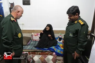 دیدار سردار رزمجو با مادر شهید غلامرضا فرحی در بنک