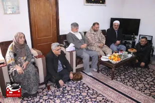 فرمانده سپاه سردشت با خانواده شهید سوران بایزیدی دیدار کرد