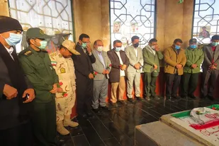 به مناسبت بزرگداشت هفته بسیج با حضور امام جمعه و مسئولین شهرستان ، مزار شهدای گمنام شهر خواف غبارروبی و عطر افشانی شد