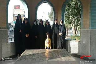 از برگزاری پیاده روی تا گلباران قبور شهدا به همت خواهران بسیجی سرخه