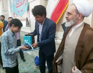 تجلیل از دانش آموز نخبه قرآنی در نمازجمعه میبد