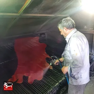 اشتغالزایی برای ۱۰ نفر بصورت مستقیم / بیش از ۵۰ نفر در کارگاه کیف و کفش کار می&zwnj;کنند