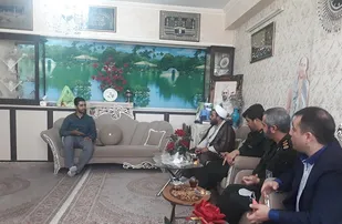 دیدار با خانواده شهدا استقامت جامعه را بالا می برد