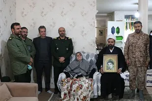 دیدار سردار حیدرنیا با خانواده شهید خسرو قادری
