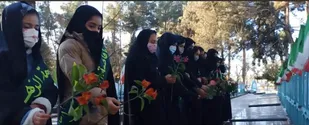 غبار روبی از مزار شهدای زن نجف آباد