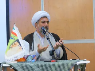 کرسی مجلس را به کسی ندهید که تا دشمن تشر زد دستش را بالا ببرد